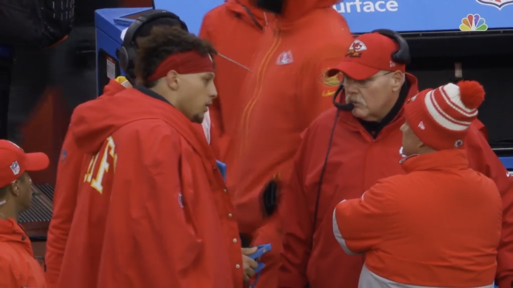 Andy Reid and Patrick Mahomes discussing